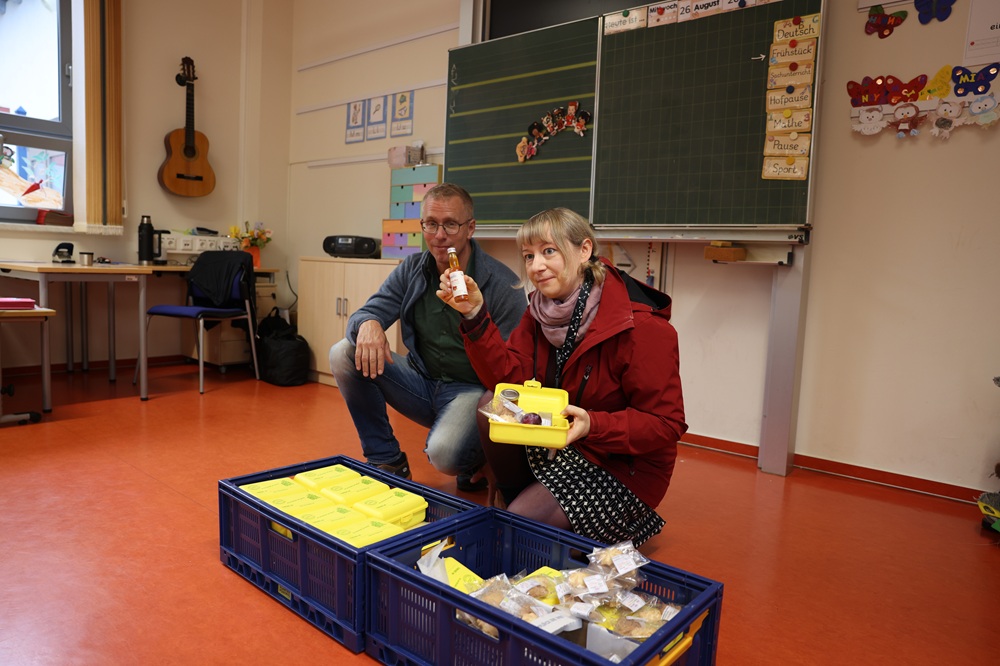 Barnhard und Christina Probst bringen die BioBrotBoxen an Dresdner Schulen