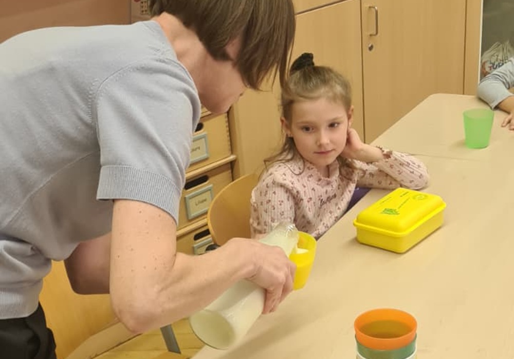 Stefanie von Vorwerk Podemus bringt mit der bioBrotBox auch frische Heu-Milch vom Hof in Dresden Podemus an die Grundschule in Stetsch.