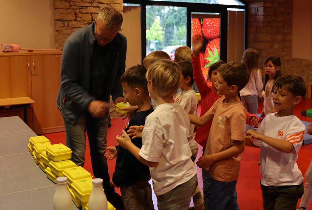 Bernhard Probst Bio-Landwirt und Inhaber von Vorwerk Podemus verteilt BioBrotboxen an die Erstklässler der Grundschule in Pesterwitz.
